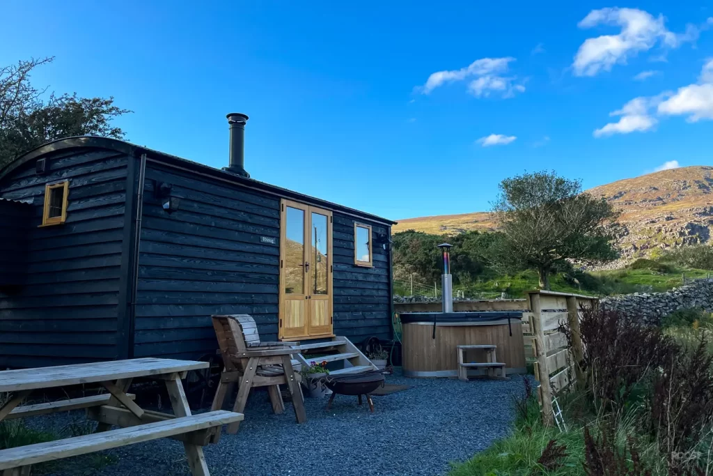 Rhinog shepherds hut hot tub in Snowdonia, Wales