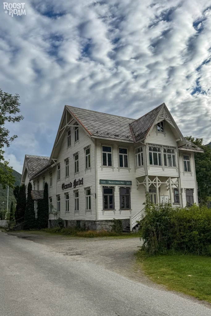 Grand Hotel Sherlock Holmes hotel in Hellesylt Norway